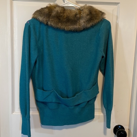 Cabi Teal Tearoom Cardigan With Removable Fur Collar. Size medium - Picture 5 of 9